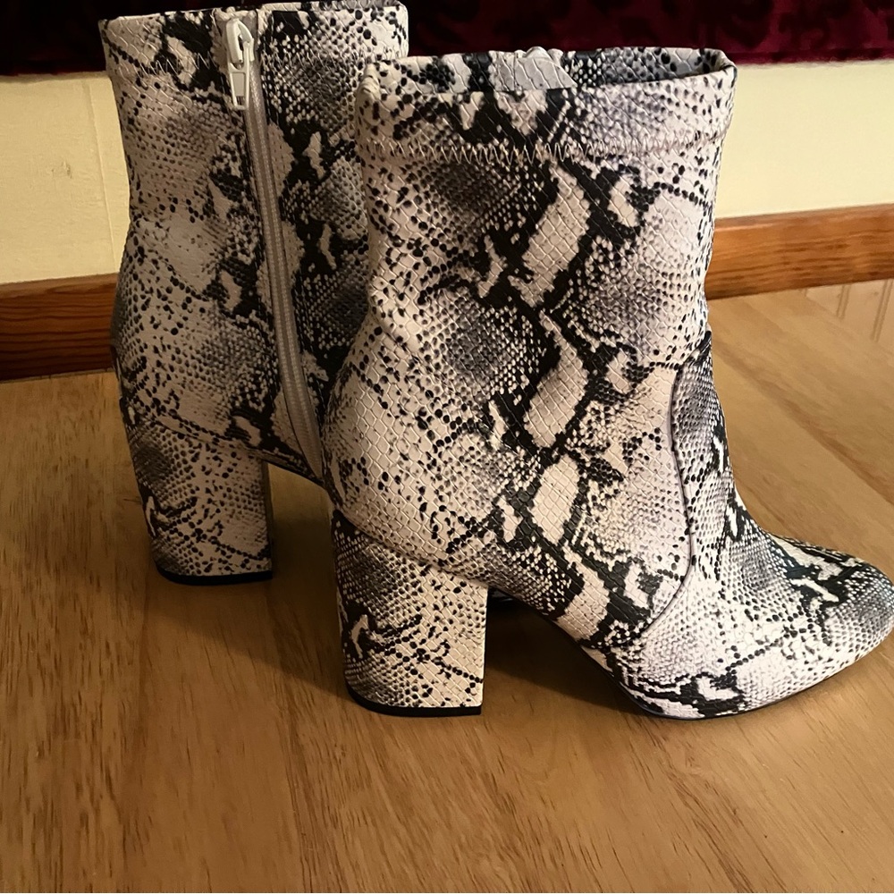 Madden girl, snakeskin, print ankle boots, block heel, black and white, side zip